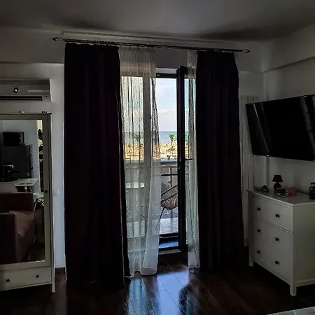 Frontal View Seaside Beach Residence Charm Studio Apartament *